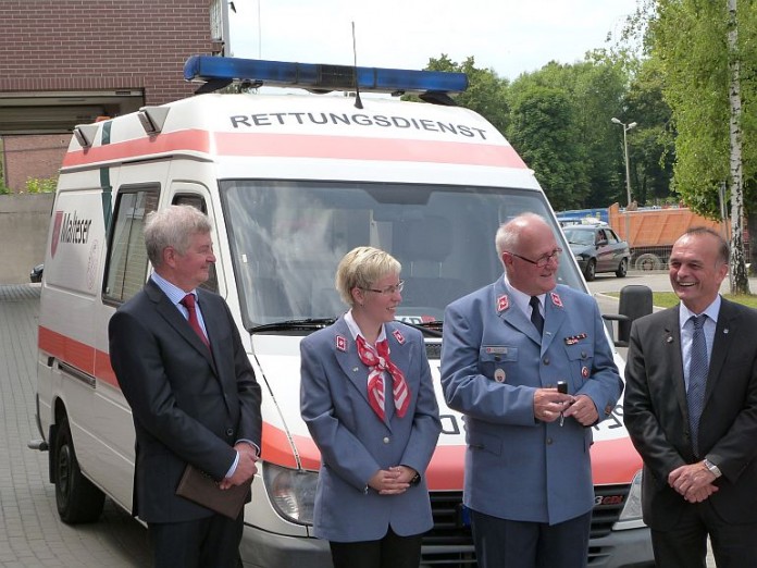 Übergabe des Rettungswagens.